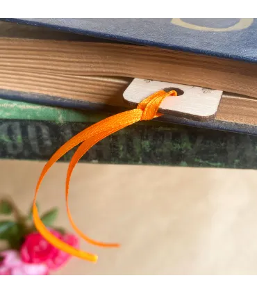 Дерев’яна книжкова закладинка з гравіюванням “Read Dream Explore”