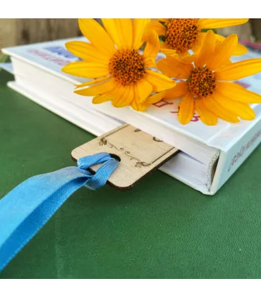 Дерев’яна книжкова закладинка з гравіюванням “Read Dream Explore”