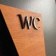Елегантна табличка WC для вбиральні із силуетами чоловіка та жінки