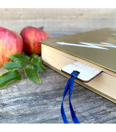 Дерев’яна закладка для книги «Autumn Reads» – осіннє гравіювання з гарбузом і виноградом